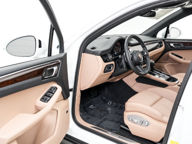 Certified 2026 Porsche Macan AWD/4WD image 7