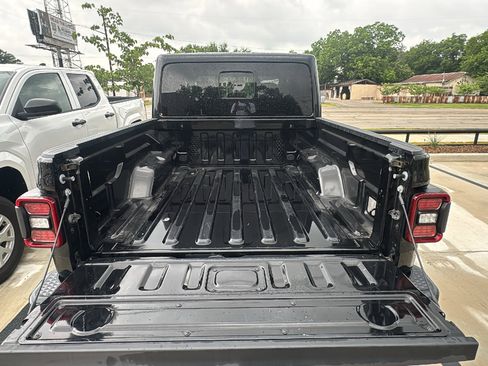 Certified 2023 Jeep Gladiator Overland AWD/4WD image 15