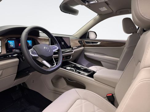 Used 2025 Volkswagen Atlas SE image 10