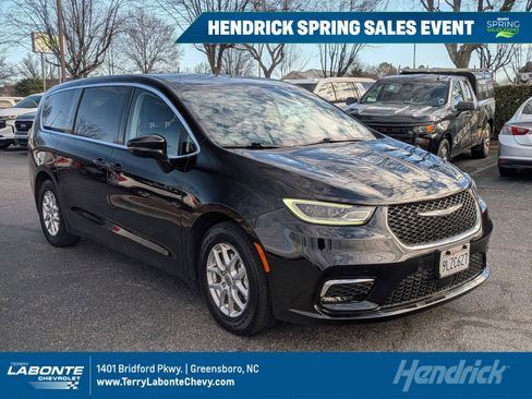 Used 2024 Chrysler Pacifica Touring-L image 1