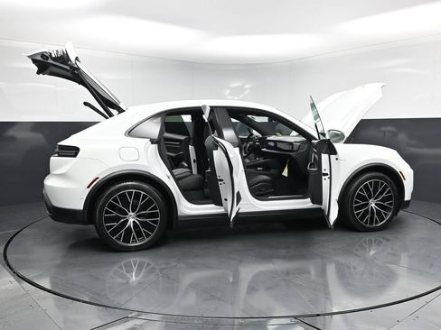 New 2026 Porsche Macan 4 Electric AWD/4WD image 31