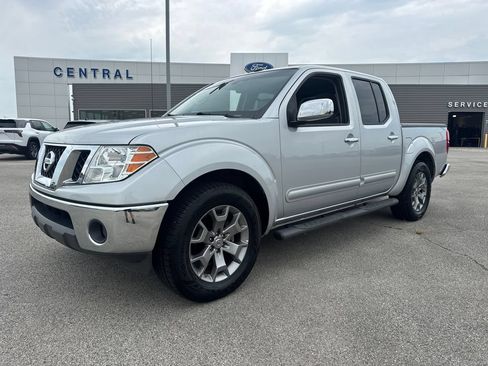 Used 2019 Nissan Frontier SL RWD image 2