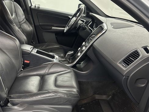 Used 2017 Volvo XC60 T6 R-Design w/ Climate Package image 40