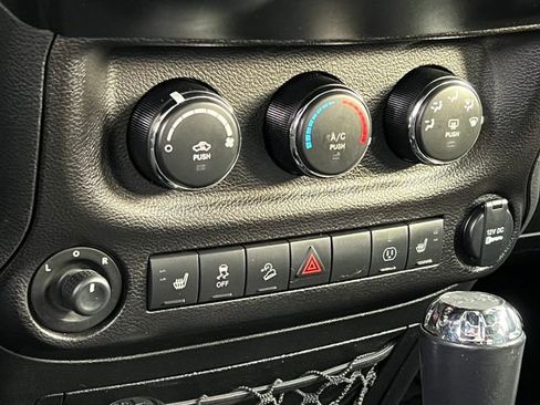 Used 2017 Jeep Wrangler Unlimited Sahara image 34