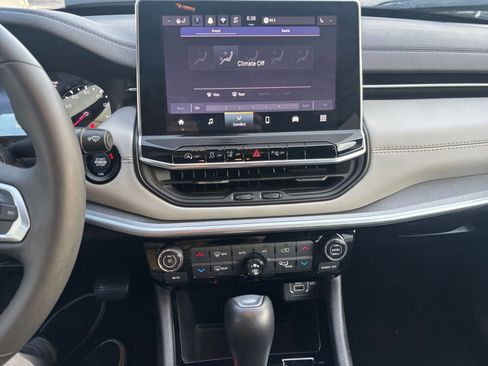 Used 2025 Jeep Compass Limited image 17