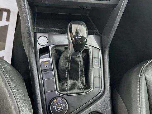 Used 2023 Volkswagen Tiguan SE AWD/4WD image 16
