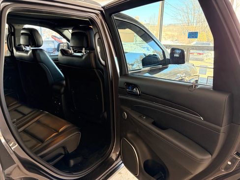 Used 2019 Jeep Grand Cherokee Overland AWD/4WD image 61