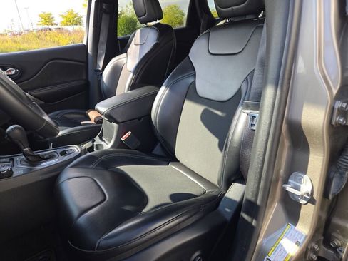 Used 2019 Jeep Cherokee Latitude Plus w/ Comfort/Convenience Group image 22