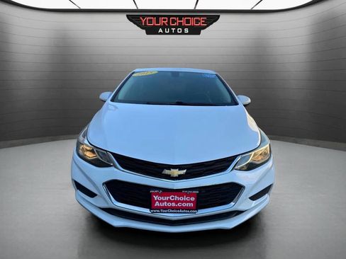 Used 2018 Chevrolet Cruze LT w/ Convenience Package image 2