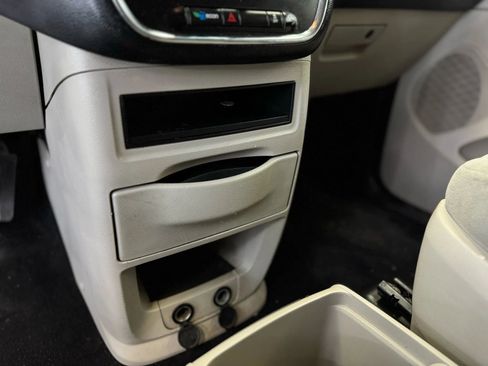 Used 2012 Dodge Grand Caravan SXT FWD image 17