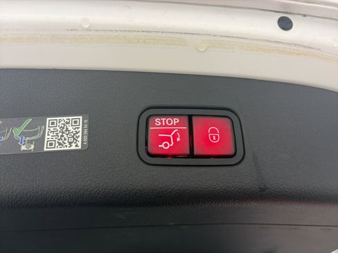 Used 2024 Mercedes-Benz GLC 300 4MATIC image 29