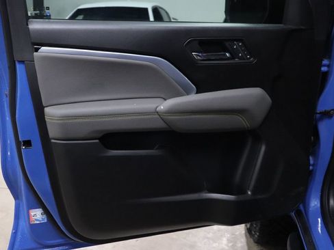 Used 2025 Chevrolet Colorado ZR2 w/ Technology Package AWD/4WD image 9