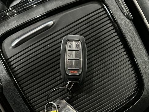 Used 2025 Chrysler Pacifica Limited image 35