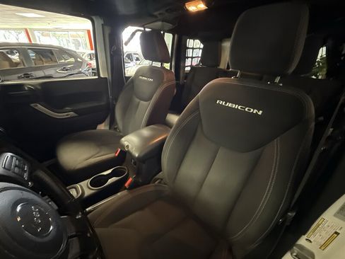 Used 2016 Jeep Wrangler Unlimited Rubicon w/ Connectivity Group AWD/4WD image 17