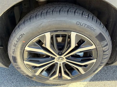 Used 2023 Toyota Crown Limited image 17