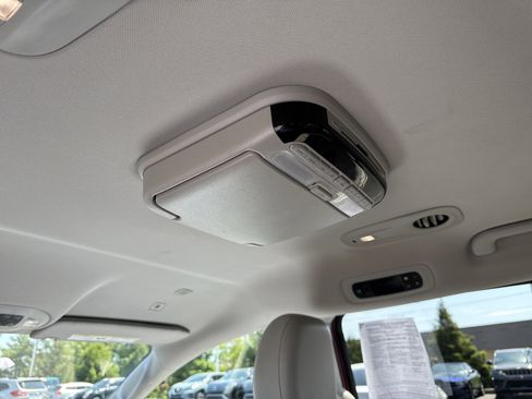 Used 2018 Chrysler Pacifica Touring-L w/ Advanced Safetytec Group image 23