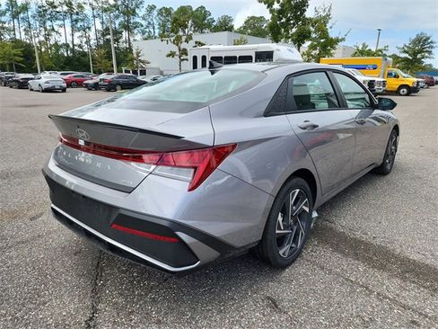 New 2025 Hyundai Elantra SEL image 3