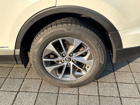 Used 2018 Toyota RAV4 XLE AWD/4WD image 12
