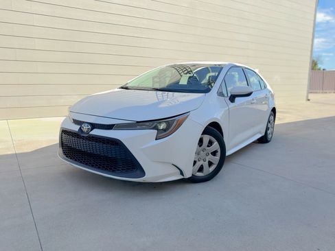 Used 2021 Toyota Corolla LE image 3