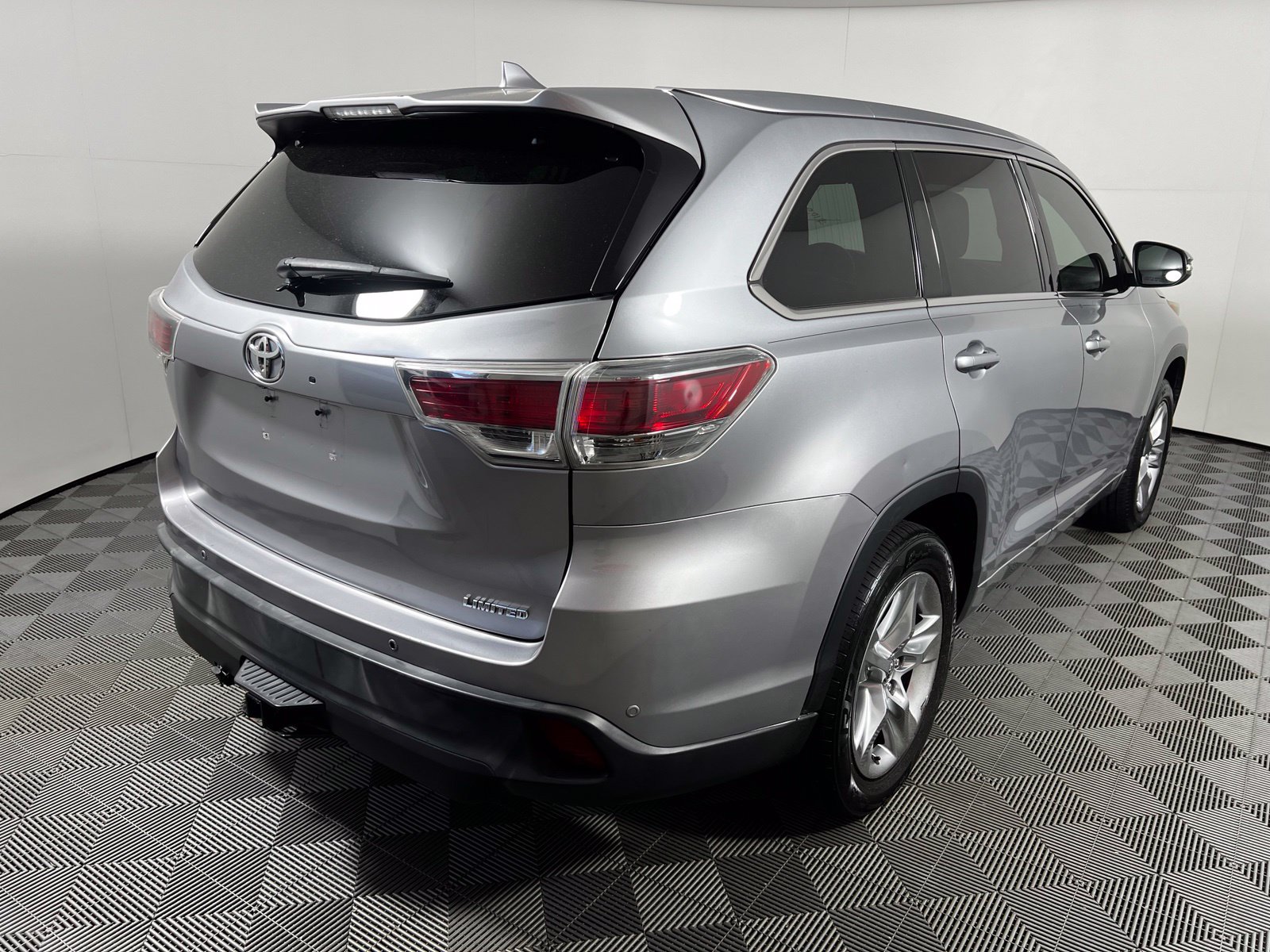 Used 2016 Toyota Highlander Limited w/ Four Season Floor Mat Package FWD image 5