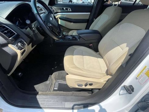 Used 2017 Ford Explorer XLT w/ Equipment Group 201A FWD image 13