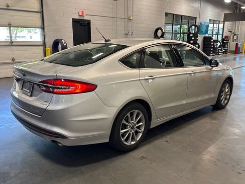 Used 2017 Ford Fusion SE w/ Fusion SE Technology Package FWD image 5