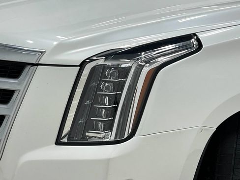 Used 2017 Cadillac Escalade Luxury AWD/4WD image 35