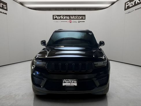 Used 2025 Jeep Grand Cherokee Altitude AWD/4WD image 8