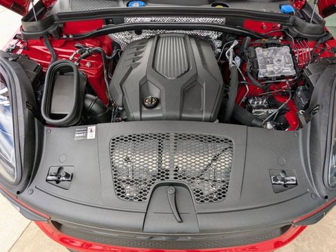 Certified 2025 Porsche Macan image 28