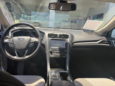 Used 2019 Ford Fusion SE w/ Equipment Group 151A FWD image 11