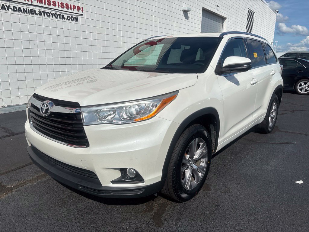 Used 2014 Toyota Highlander XLE FWD image 1
