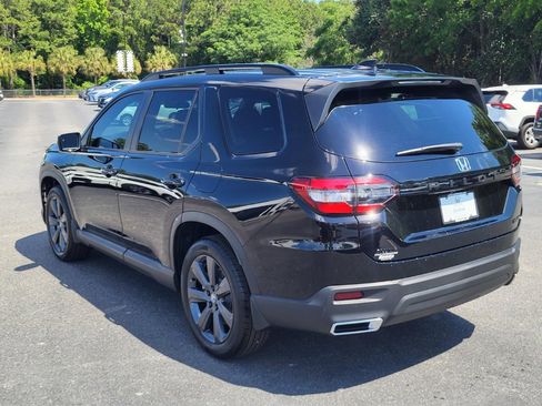 Used 2025 Honda Pilot Sport image 5