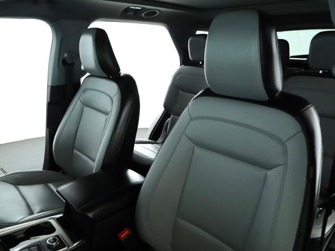 Used 2021 Ford Explorer XLT w/ Equipment Group 202A image 4