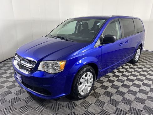 Used 2018 Dodge Grand Caravan SE w/ UConnect Hands-Free Group FWD image 9