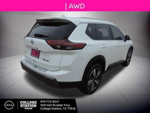 Used 2025 Nissan Rogue SL image 4