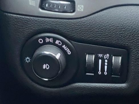 Used 2021 Jeep Cherokee Latitude Plus FWD image 28