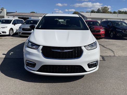 New 2026 Chrysler Pacifica Select image 2