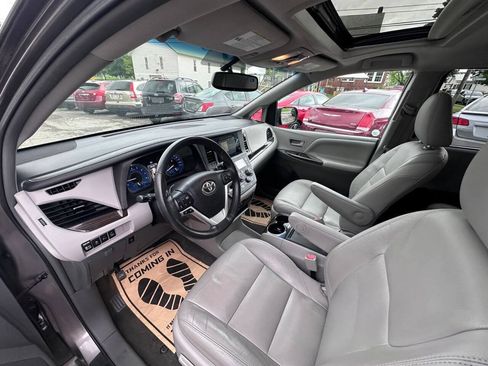 Used 2017 Toyota Sienna XLE w/ XLE Navigation Package AWD/4WD image 12