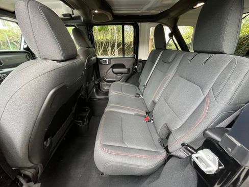 Used 2025 Jeep Wrangler Unlimited Rubicon image 24