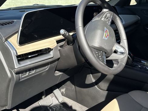 Certified 2024 Cadillac XT4 Luxury FWD image 10