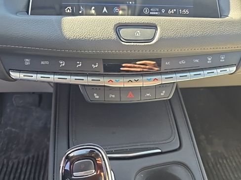 Used 2023 Cadillac XT4 Luxury w/ Cold Weather Package image 7