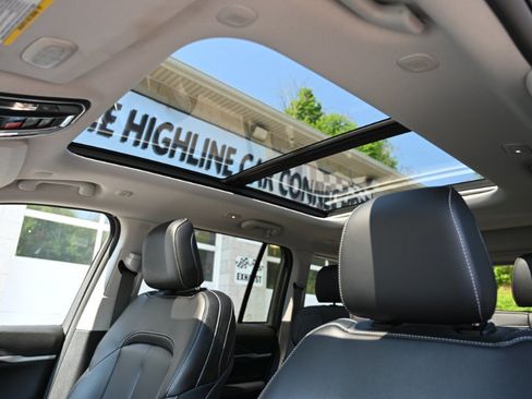 Used 2023 Jeep Grand Cherokee 4WD 4xe image 3