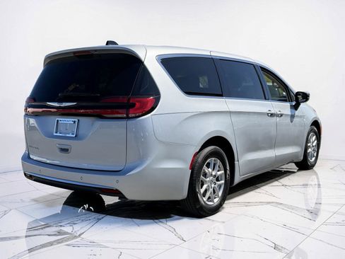 Used 2024 Chrysler Pacifica Touring-L FWD image 2