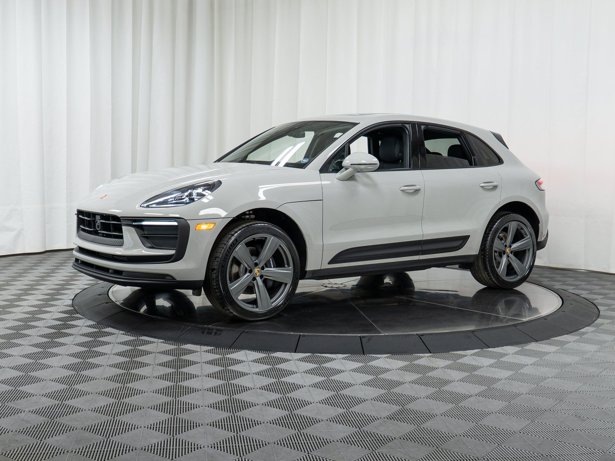 Certified 2025 Porsche Macan AWD/4WD image 29