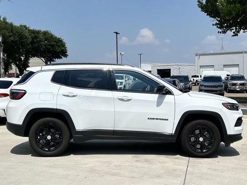 Used 2024 Jeep Compass Latitude AWD/4WD image 3