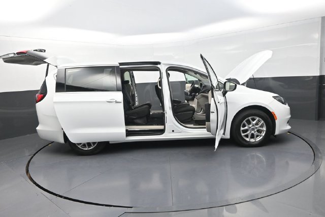 Used 2023 Chrysler Voyager LX FWD image 35