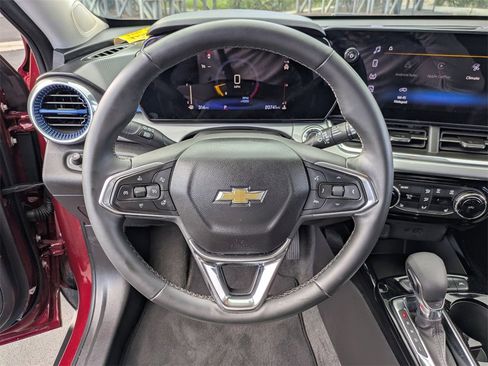 Used 2025 Chevrolet Trax LT w/ LT Convenience Package image 18