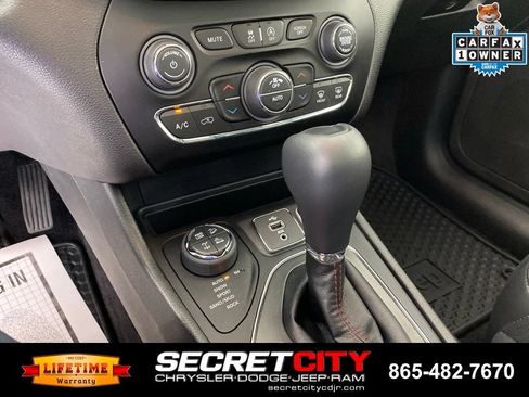 Used 2019 Jeep Cherokee Trailhawk AWD/4WD image 23
