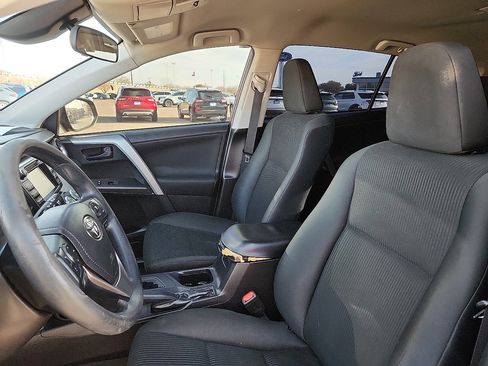 Used 2018 Toyota RAV4 LE w/ Carpet Mat Package image 7