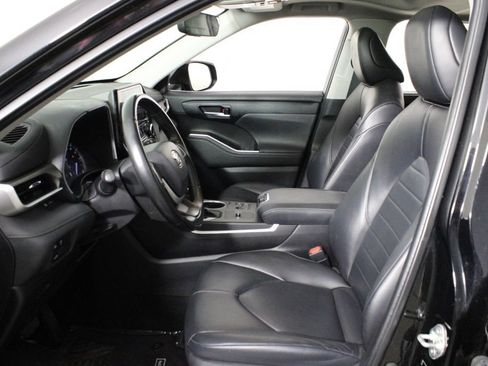 Used 2023 Toyota Highlander XLE FWD image 14
